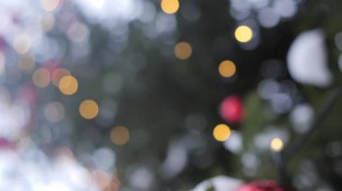 Estonya, Tallinn - 11 Aralık 2023: Rottermani Noel pazarındaki Noel ağacında Coca Cola Noel mücevherinin yakın çekimi. Dikey video