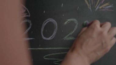 2024 'ü sil ve 2025' i bir tahtaya tebeşirle yaz.