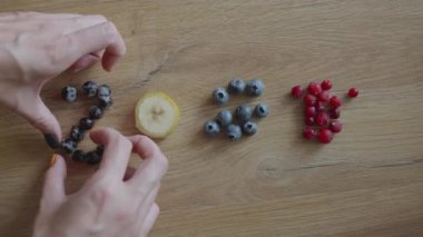 Meyvelerden oluşan canlı bir düzenleme 2025 yılını temsil eden sayıları oluşturuyor, yaratıcılık ve neşe sergiliyor..