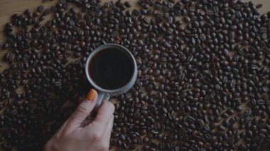 2025 numaralı kahve çekirdeğinin üzerine el yazısı. Mutlu yıllar 2025 konsepti. 