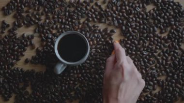 2025 numaralı kahve çekirdeğinin üzerine el yazısı. Mutlu yıllar 2025 konsepti. 