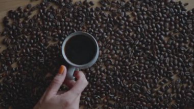 2025 numaralı kahve çekirdeğinin üzerine el yazısı. Mutlu yıllar 2025 konsepti. 