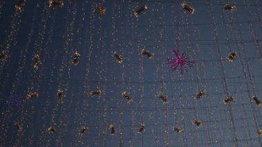 Parlak ışıklar akşam gökyüzünü süslüyor ve kutlamalara neşe ve heyecan katıyor..