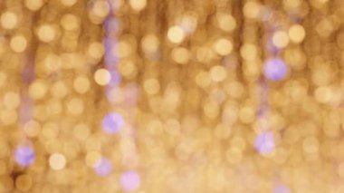 Renkli bulanık ışıklar ve süsler yukarıdan zarifçe taşar ve aşağıdaki toplanma için şenlikli bir atmosfer oluşturur..