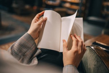 Boş çarşaflarla kitap tutan kadınların yakın görüntüsü