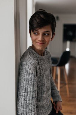 Duvarın yanında duran yakışıklı bir gencin portresi. Kenara bak.