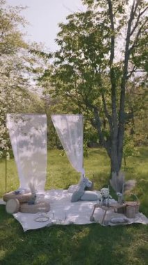 Büyüleyici bir açık hava piknik alanı yumuşak kumaşlar, yastıklar ve yeşillikler içerir, öğleden sonraları için mükemmeldir..