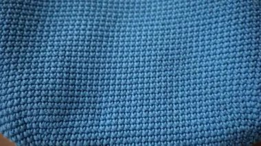 Pratik ev depolama çözümleri için tığ işi teknikleri kullanarak güzel bir mavi sepet hazırlamak.