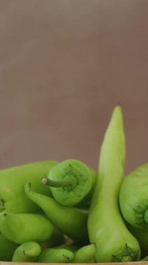 Canlı yeşil biberler mutfakta temizleniyor ve lezzetli bir yemek tarifi için hazırlanıyor..