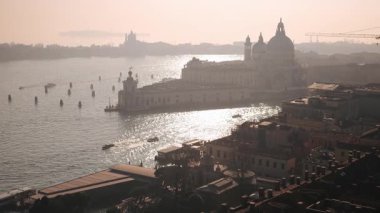 Venedik 'in nefes kesici manzarası parıldayan sular ve gün batımında büyüleyici mimari..