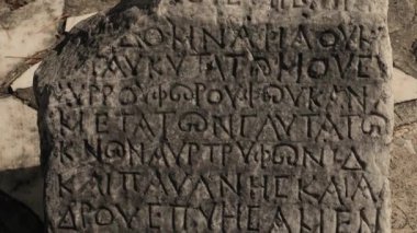 Antik Yunan yazıtları taşa kazınmış. Sandikli Türkiye