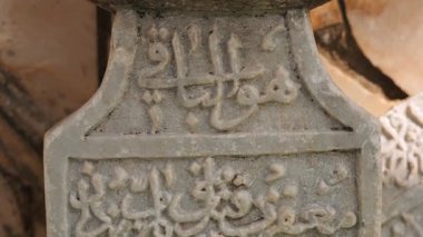 Sandikli 'deki parkta Osmanlı mezar taşının yakını