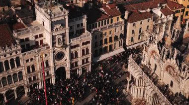 Yüksek Açılı Manzara Venedik 'e Eski şehir çatıları ve deniz St Marks Campanile kış güneşli gün boyunca