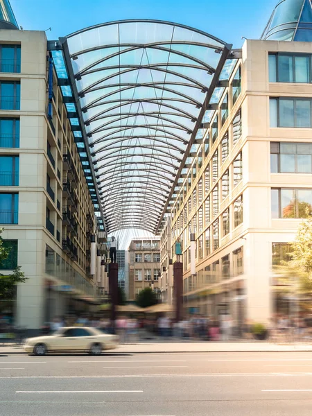 Berlin 'deki alışveriş merkezinde, önünde taksi ve cadde var. Gün batımında ortalıkta kimse yok. Almanya.