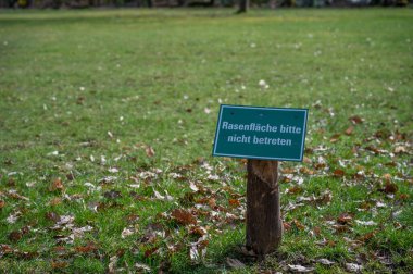 Rasenflaeche bitte iyi bir gece arasında, Lütfen çayır, çimen, Alman yasaklama işareti üzerinde yürümeyin