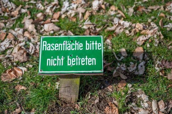 Закрытый Rasenflaeche Пожалуйста Ходите Мясорубке Траве Немецкому Запрещающему Знаку — стоковое фото
