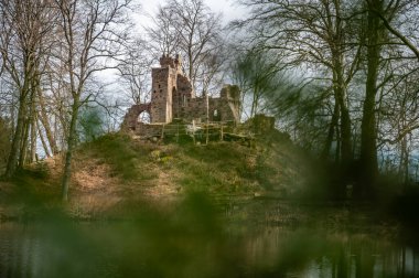 Eberhardsburg Şatosu, baharda Almanya 'nın Englischer Garten Eulbach şehrinde yıkılacak.