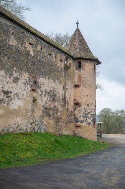 Bulutlu bir günde, önünde cadde bulunan Ronneburg Kalesi 'nin duvarları, Almanya, dikey çekim