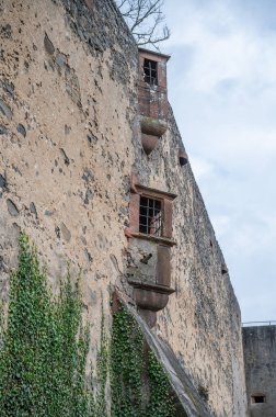 Metal pencereli balkon ve bulutlu bir günde Ronneburg Kalesi alçak açılı, Almanya dikey çekim