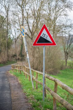 Alman yol tabelası Almanya 'daki yol dağında yüzde 15 düşüş, dikey çekim.
