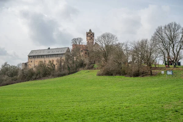 Castelo Ronneburg Durante Dia Nublado Com Prado Frente Alemanha — Fotografia de Stock