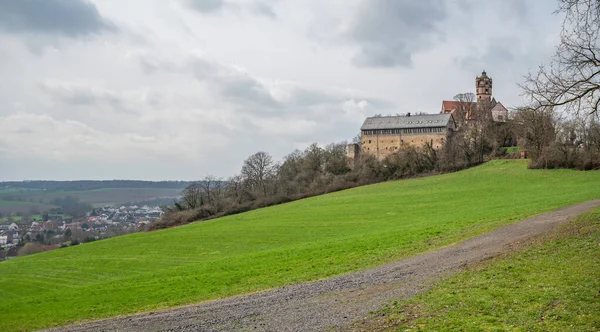 Schloss Ronneburg Auf Einem Wunderschönen Hügel Bei Bewölktem Tag Hintergrund — Stockfoto