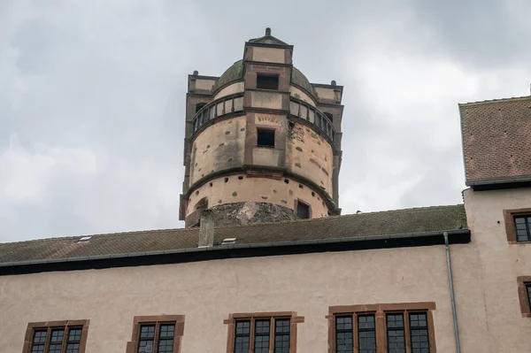 Hauptturm Der Ronneburg Mit Gebäude Davor Blick Aus Dem Niedrigen — Stockfoto
