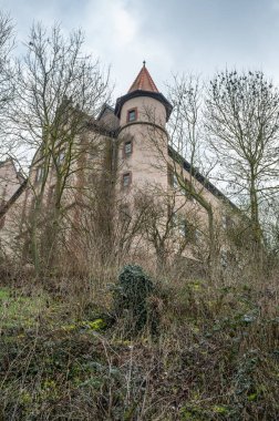 Yuvarlak Kule, Almanya 'nın Ronneburg Kalesi' ndeki eski bir binaya bağlı. Bulutlu bir gün manzarası var.