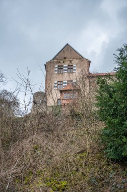 Ronneburg Şatosu, Almanya 'daki pencereli eski bina, uzaktan dikey görüntü
