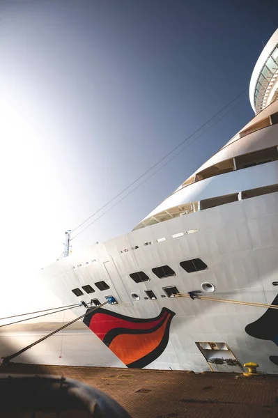 アイダベラクルーズ船 インヴェルドンの港に立っているキス口 日の出中に垂直ショット — ストック写真