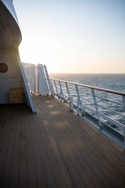 日の出 垂直ショットの間にクルーズ船のデッキ — ストック写真