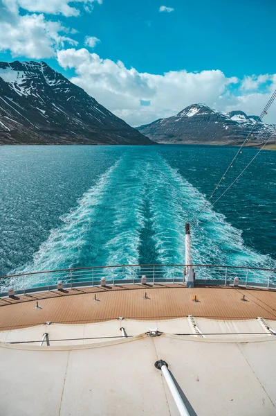 Vista Trasera Desde Crucero Fiordo Cerca Seydisfjordur Iceland Tiro Vertical —  Fotos de Stock