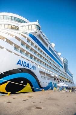 AIDA Bella Cruise gemi görüntüsü, liman önü, dikey çekim