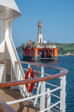 Transocean Leader Petrol Platformu, açık gökyüzü sırasında Invergordon 'da seyir gemisinin önünde dikey çekim.