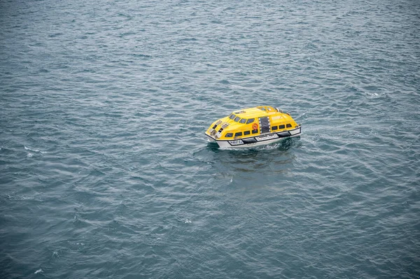 Gelbes Aida Bella Rettungsboot Auf Dem Meer — Stockfoto