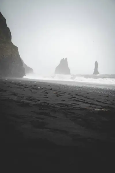 Black Sand Beach Reynisfjara Islandia Podczas Zachmurzonego Nieba Rzut Pionowy — Zdjęcie stockowe