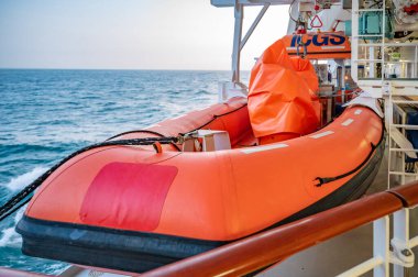 Günbatımında gemiye bağlı turuncu AIDA Bella Gemi Gemisi