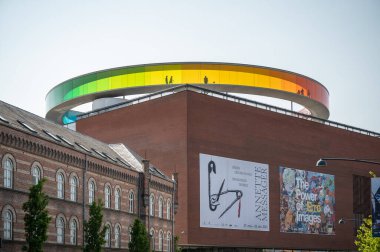 Aarhus 'taki ARoS sanat müzesi, uzaktan görüş, insanlar binanın tepesindeki renkli tünellerde yürüyorlar.