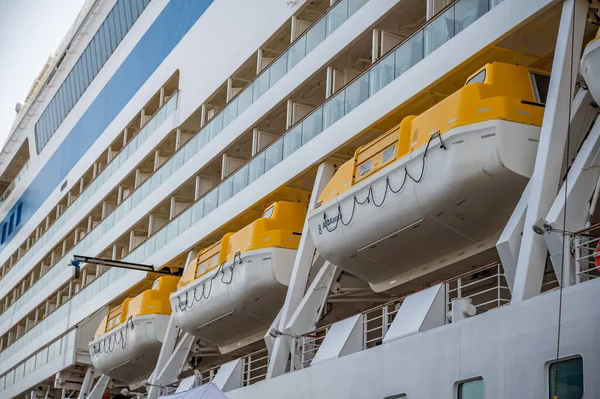 Три Жёлтых Aida Bella Lifeboats Прикреплённых Круизному Судну — стоковое фото