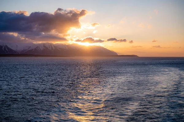 Gün Batımında Zlanda Nın Kar Dağları Önünde Deniz Dramatik Bir — Stok fotoğraf
