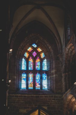 St. Magnus Katedrali 'nin içindeki kilise penceresi, Kirkwall dikey çekim