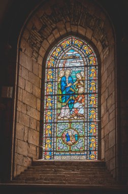 St. Magnus Katedrali 'nin içindeki kilise penceresi, Kirkwall dikey çekim