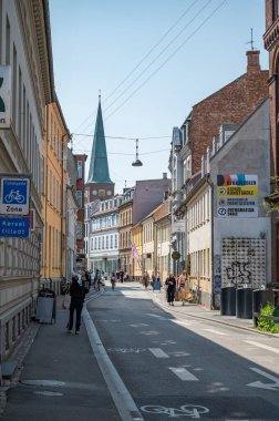 Aarhus Şehir Merkezi Danimarka. Arka planda kilise kulesi, dikey çekim.