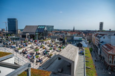 Aarhus 'ta Salling ROOFTOP, Danimarka Büyük hava ve gün ışığında, bir sürü insan gözlem platformunda