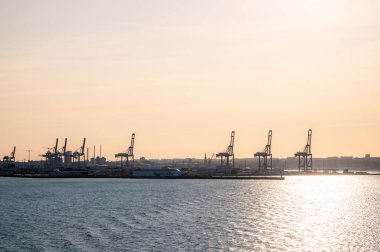 Aarhus Limanı 'nda mavi yük vinçleri, günbatımında Danimarka, uzaktan görüş, geniş açılı çekim