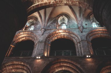 Kirkwall, İskoçya 'daki St. Magnus Katedrali' nin içinde aydınlandı.