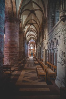 İskoçya Kirkwall 'daki St. Magnus Katedrali' nin içinde dikey çekim