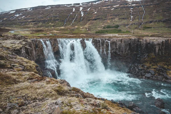 Krásný Vodopád Seydisfjordur Island Zasněženými Horami Pozadí — Stock fotografie