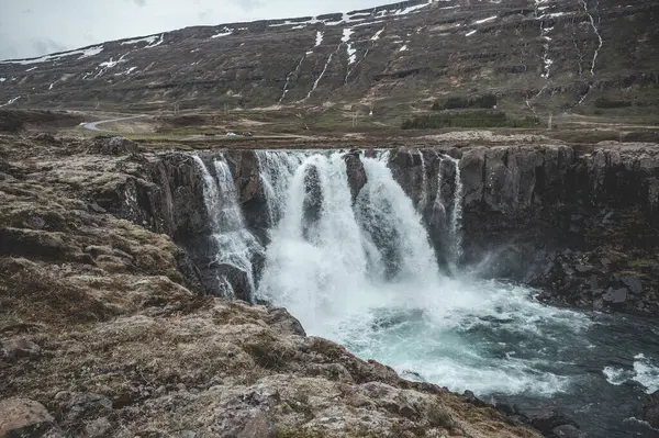 Όμορφη Καταρράκτης Seydisfjordur Ισλανδία Χιονισμένα Βουνά Στο Παρασκήνιο — Φωτογραφία Αρχείου