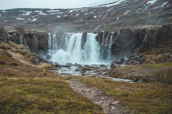 Cachoeira Bonita Seydisfjordur Islândia Com Montanhas Neve Fundo — Fotografia de Stock